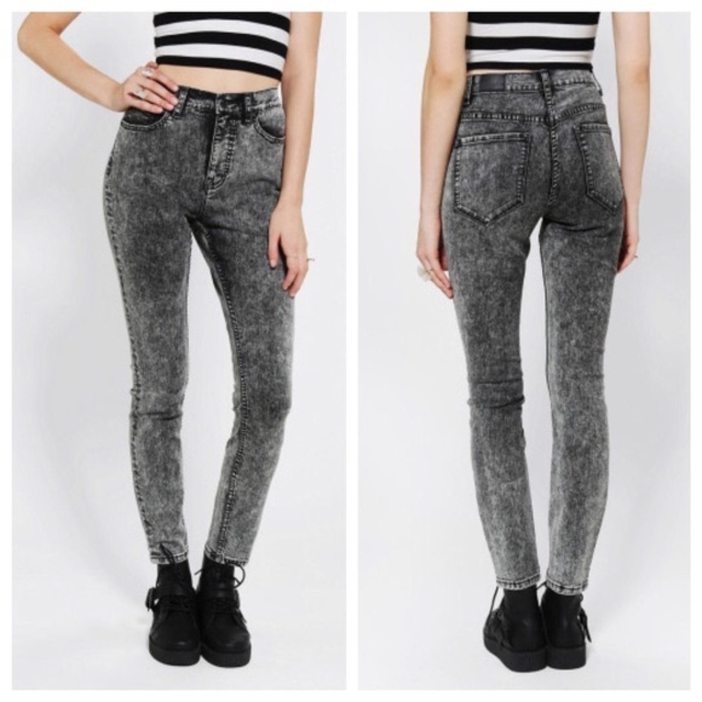BDG High Rise Twig Acid Wash Jeans🖤